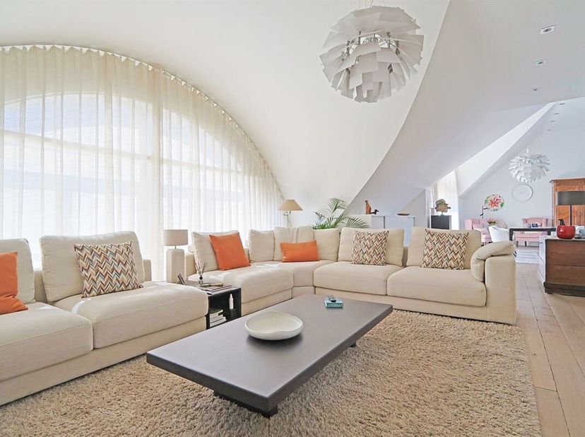 Dit uitzonderlijk ruim duplexappartement van maar liefst ± 185m² combineert luxe, comfort en privacy. <br />
Centrale ligging binnen de Grote Ring op