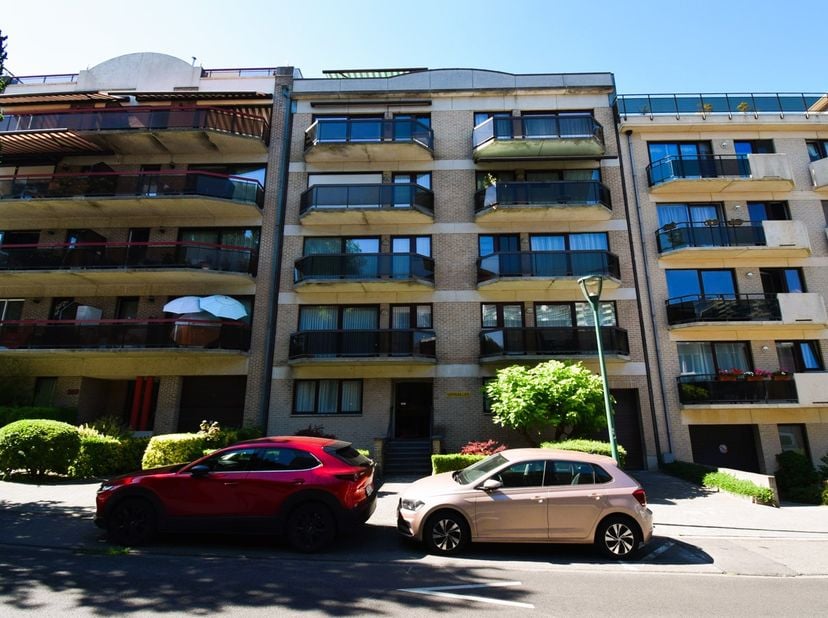 Gelegen op de eerste verdieping van de Korenbeekstraat 201 in Sint-Jans-Molenbeek, biedt dit uitstekend ingedeelde appartement van 100 vierkante meter