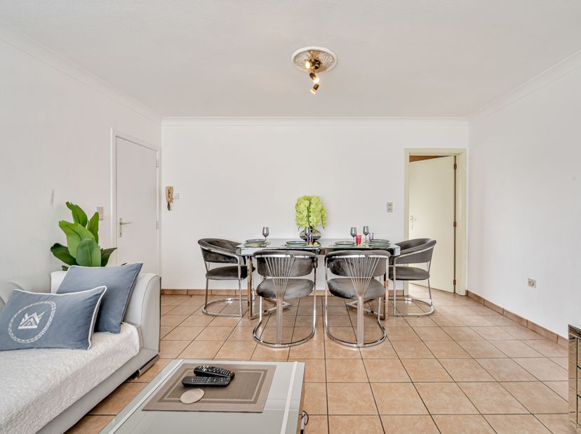 À VENDRE À GERAARDSBERGEN<br />
Cet appartement prêt à emménager est situé au deuxième étage d’une résidence calme dans le charmant quartier de Moerbe