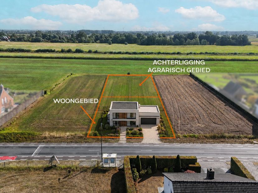 Op een bijzondere ligging in de Kriekmoerstraat 29 te Eeklo bieden wij dit uitzonderlijk ruime perceel met een totale oppervlakte van circa 2.500 m² a
