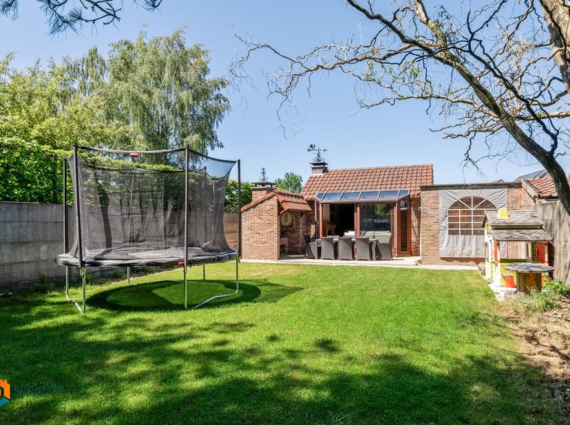 Op een uitstekende locatie te Begijnendijk bevindt zich deze instapklare woning met 3 slaapkamers.&amp;nbsp;U bevindt zich hier vlak bij winkels en schole