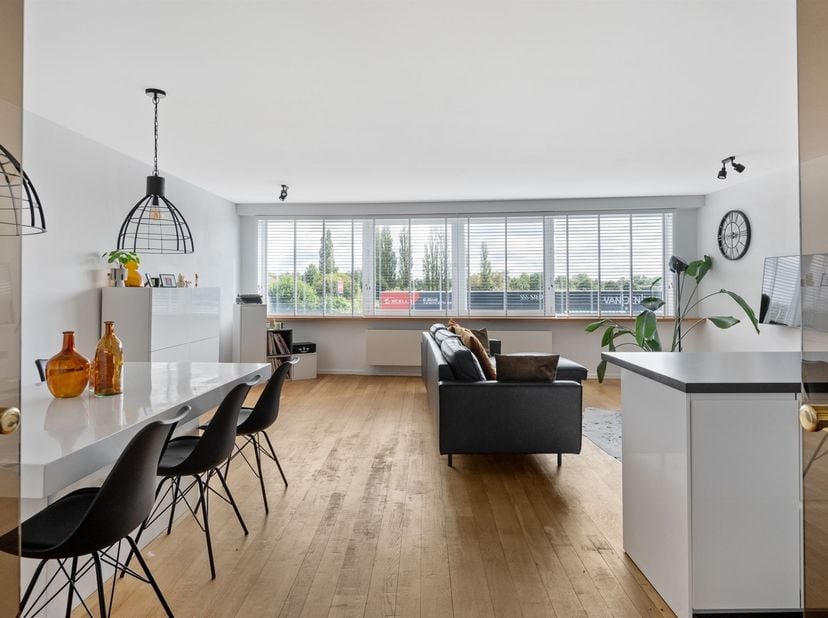 ligging: Dit appartement ligt op een centrale locatie, dichtbij belangrijke invalswegen, scholen, recreatiemogelijkheden en winkels. Het biedt de idea