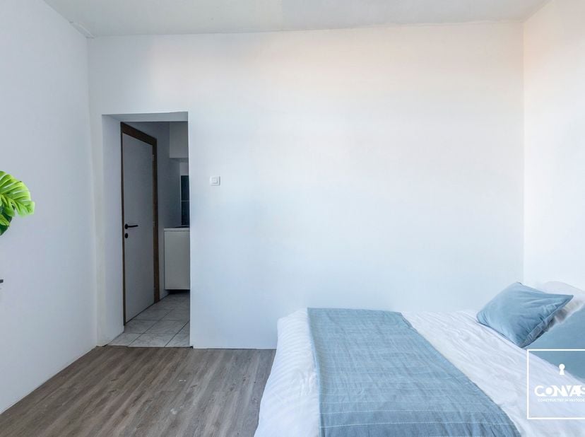 Deze te renoveren studio is gelegen aan de binnenring van Gent, waardoor u een vlotte verbinding heeft naar Gent Centrum, de R4 en N9. Daarnaast zijn