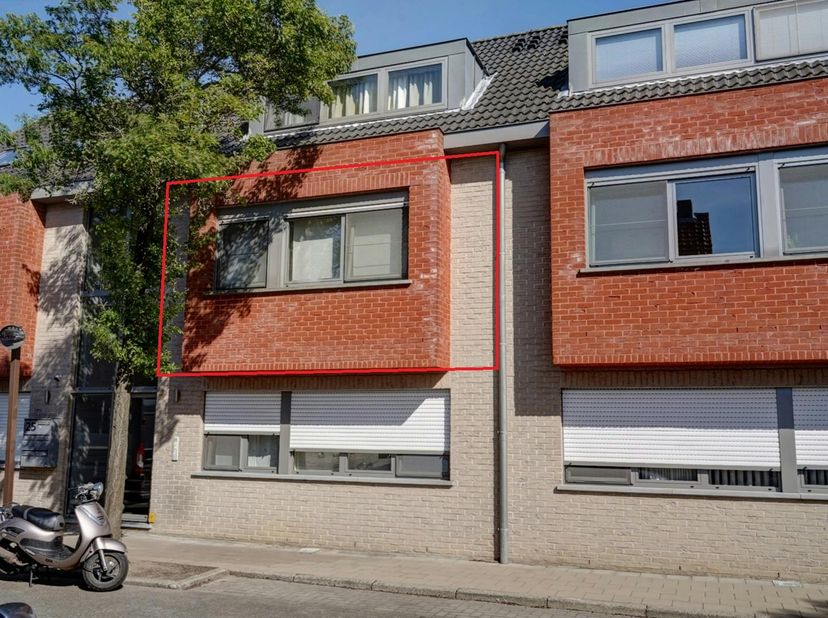 L'appartement à louer présente les caractéristiques suivantes :<br />
PREMIER ÉTAGE :<br />
- Salon spacieux avec beaucoup de lumière grâce aux grande