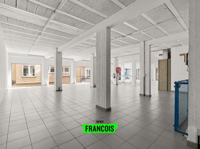 Ce très vaste local commercial se situe en plein centre dOstende. Situé à langle du Groentemarkt, il bénéficie dune visibilité optimale. Tout au long