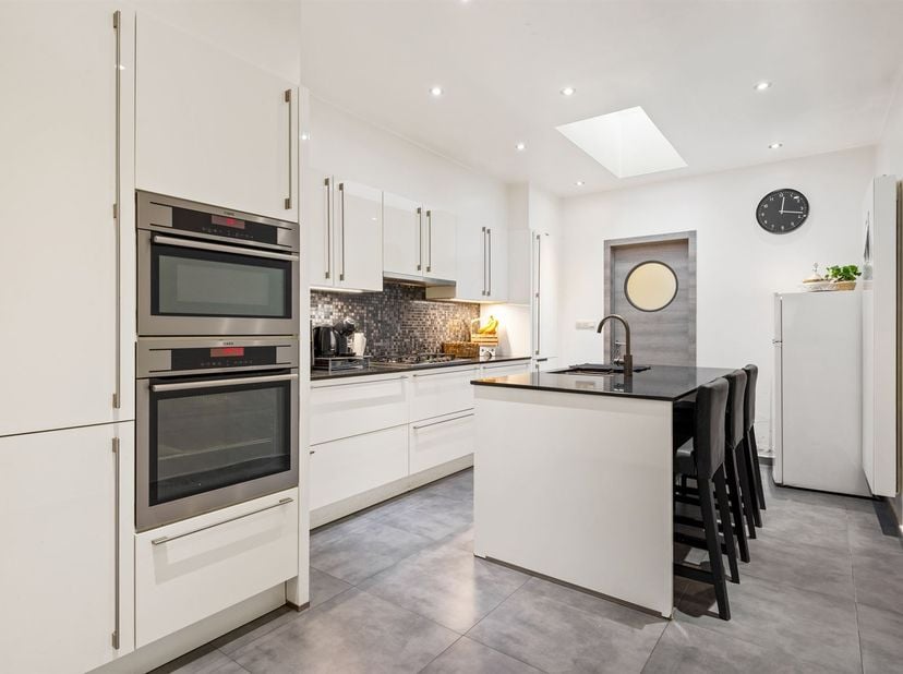Gerenoveerde woning met 3 slaapkamers op centrale locatie! <br />
<br />
Ligging: Deze woning is gunstig en centraal gelegen nabij de Bredabaan. Ver
