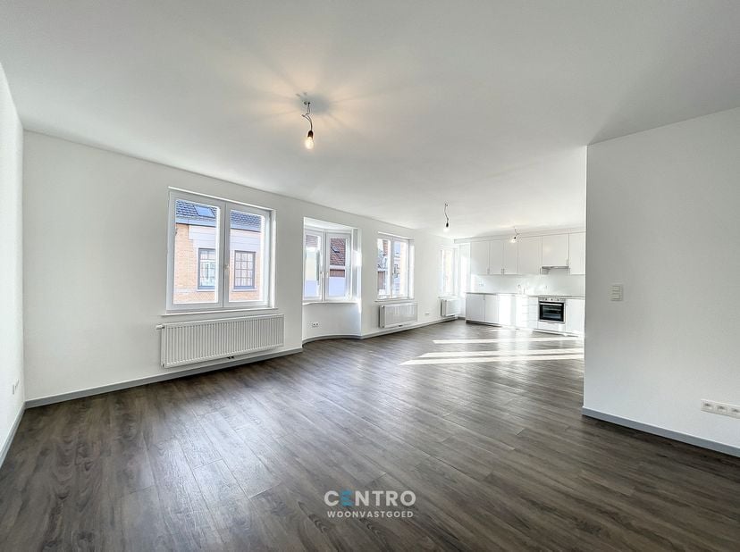 Volledig gerenoveerde woning met 4 slaapkamers en handelsruimte!<br />
<br />
INDELING:<br />
Gelijkvloers:<br />
Handelsruimte - afzonderlijke bureel