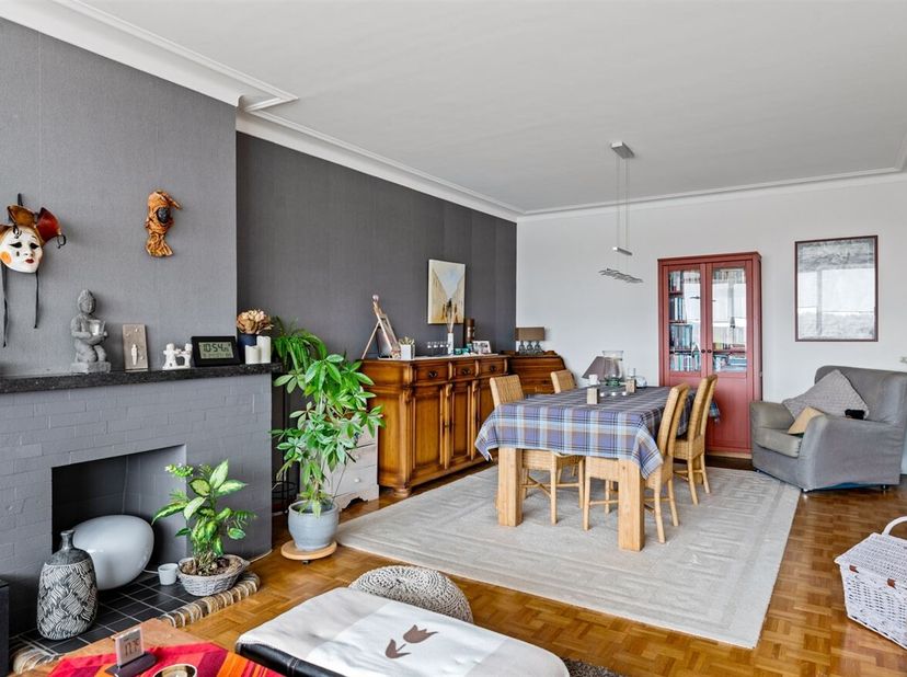 Instapklaar ruim appartement (97m²) met 2 slaapkamers, terras, fietsenstalling en kelderberging op toplocatie in Deurne!<br />
Ligging:<br />
Gelegen