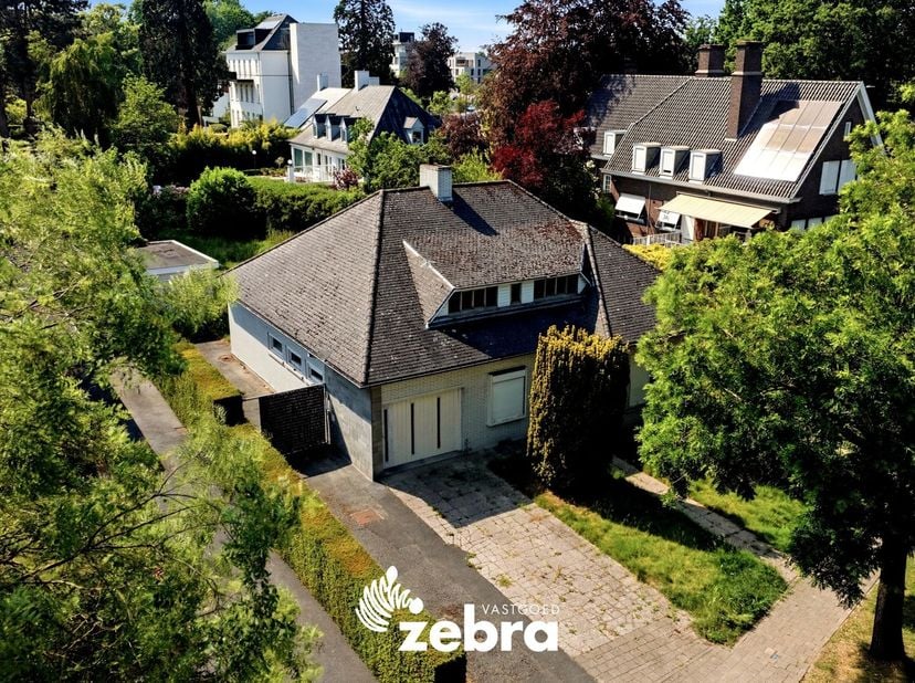 Op één van de mooiste en meest gegeerde locaties in Izegem bevindt zich deze te renoveren villa op een ruim perceel (887 m²). Verschillende winkels, h