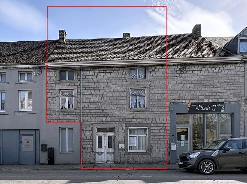Situé au centre de Wellin, à deux pas de toutes les commodités et à proximité immédiate de l’autoroute E411, cet immeuble offre de nombreuses possibil