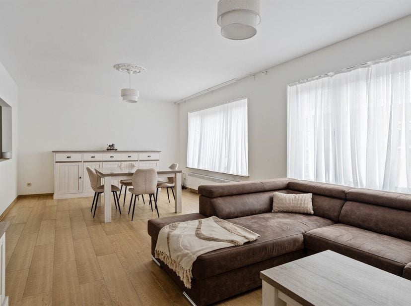 Vous recherchez un logement confortable dans un emplacement central à Sint-Niklaas ? Cet agréable appartement situé dans la Breedstraat offre tout ce