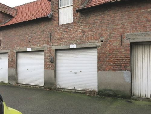                                         Garage à louer à Sint-Pieters, € 80
