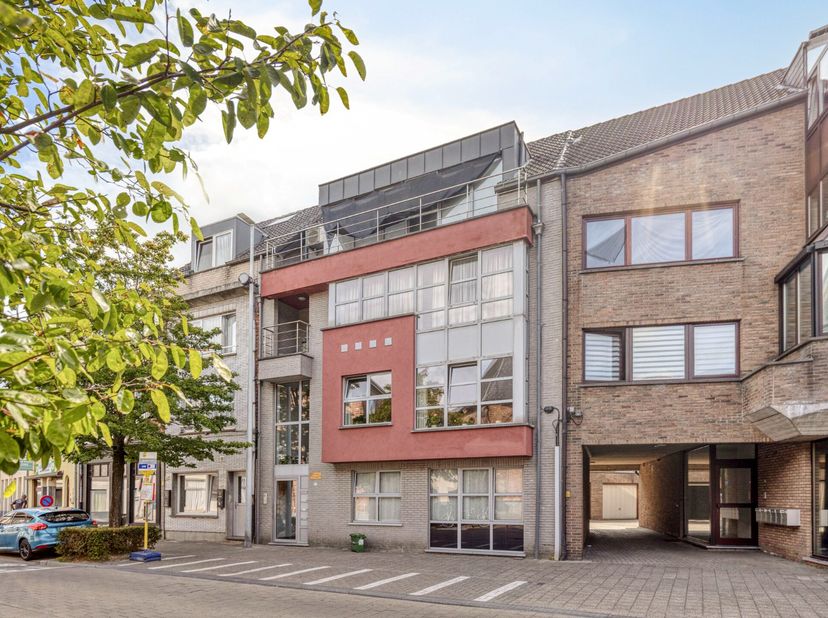 Dit lichtrijke 1-slaapkamerappartement met autostaanplaats is centraal gelegen in Turnhout, op wandelafstand van het bruisende stadscentrum. <br />
<b