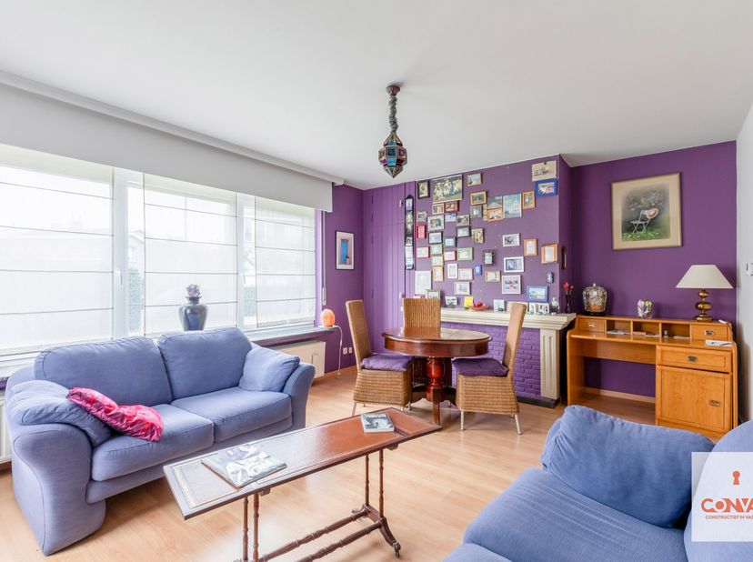 Dit op te frissen appartement is gelegen nabij het&amp;nbsp;bruisende centrum van Wondelgem en op de grens met Mariakerke.&amp;nbsp;Winkels, restaurants, groe