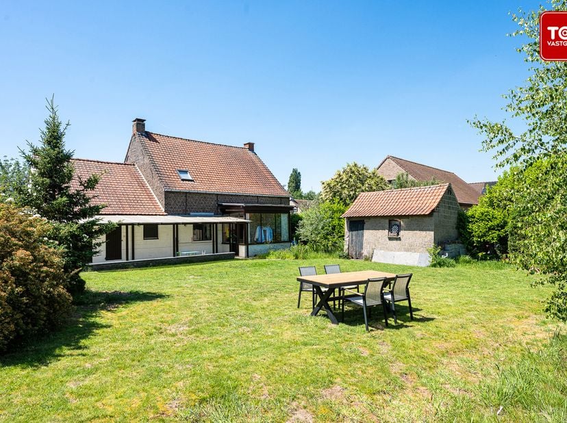 Bent u op zoek naar een eigendom met potentieel? Dan is deze woning zeker een bezoek waard. Gelegen op een mooi perceel van maar liefst 1.408 m², bied