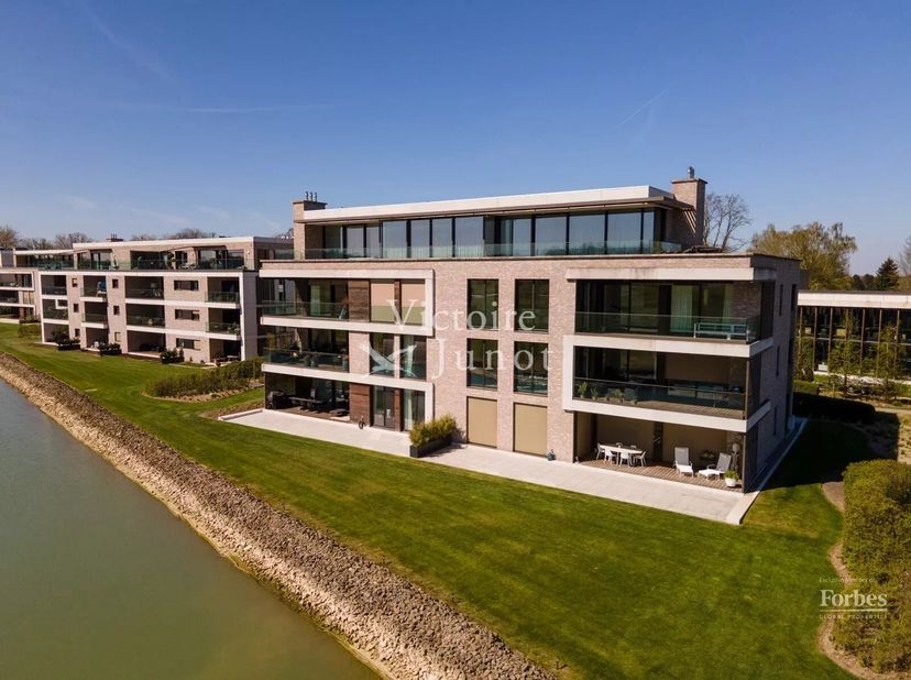 Dit appartement van 189 m² grenzend, gelegen op de eerste verdieping van een nieuwbouwresidentie grenzend aan de golf "The National" geniet onder meer