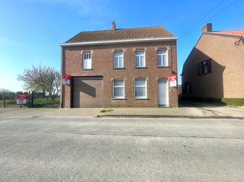 Moorslede - Woonst met bijgebouwen en uniek verzicht op 1102 m² te koop.Indeling:Gelijkvloers: ruime inkomhal, leefruimte, keuken, badkamer en toilet1