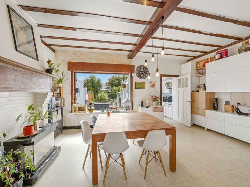 Ontdek deze ruime rijwoning in Zandvoorde, gelegen op een perceel van 178 m² met een zonnige zuidwestgerichte tuin van ca. 105 m². De woning biedt een