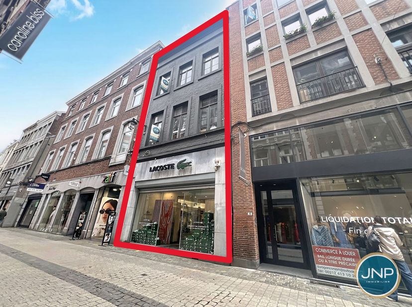 JNP Immobilier a le plaisir de vous présenter cet immeuble commercial de ±300 m² proposé à la location, idéalement situé au n°13 de la rue du Pot d'Or