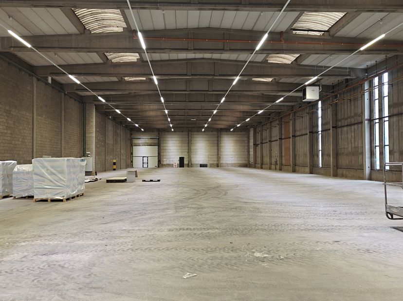 Logistiek magazijn met kantoren te huur – Luithagen, Antwerpen<br />
Functionele ruimte in het hart van de Antwerpse haven<br />
Op zoek naar een toek