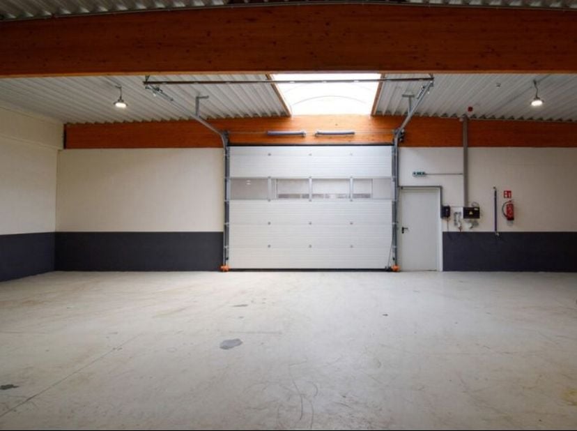KMO-unit Wervik: Instapklare KMO-unit te huur vanaf 148 m². Vrije hoogte 4,5 m, goede bereikbaarheid N58/A19.<br />
<br />
--------<br />
niet opsplit