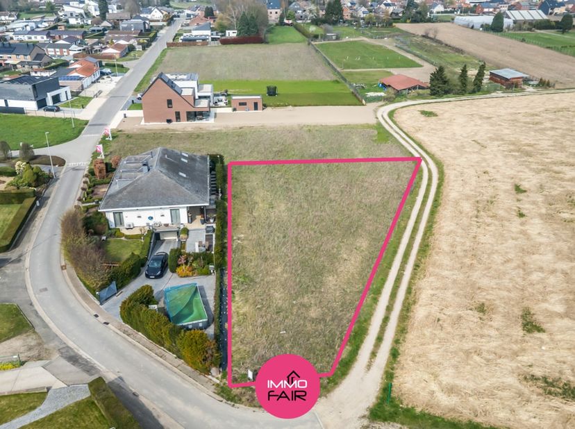 Open bebouwing met panoramisch zicht midden in de velden<br />
<br />
Dit royaal perceel voor open bebouwing bevindt zich aan het einde van een doodlo