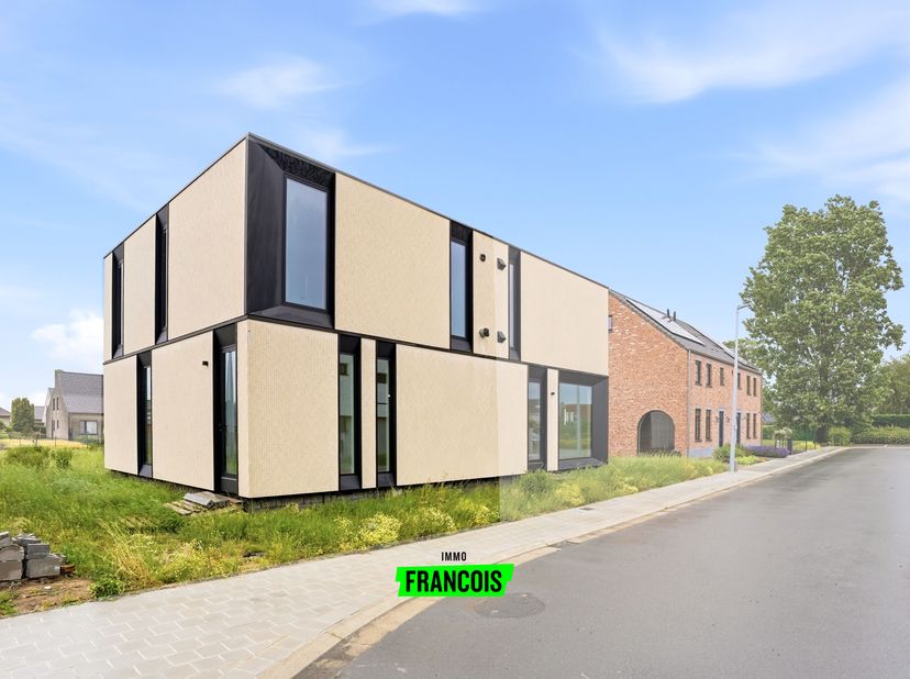 Ontdek deze stijlvolle halfopen woning te koop in Krombeke, waar hedendaags wooncomfort en een rustige woonomgeving perfect samenkomen. Deze instapkla