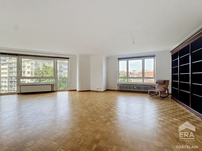 Chatelain biedt dit prachtige appartement van 137 m² (bruto PEB-oppervlakte) aan, ideaal gelegen in de Schumanwijk, vlak bij openbaar vervoer, winkels