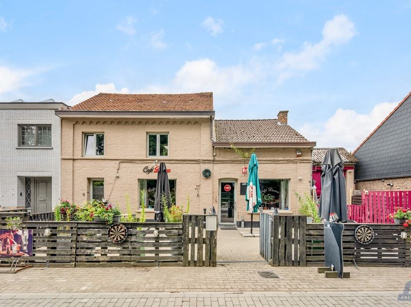 Op een aantrekkelijke locatie in het landelijke Duras, vlak bij het prachtige kasteel van Duras, bevindt zich dit veelzijdige handelshuis met een tota