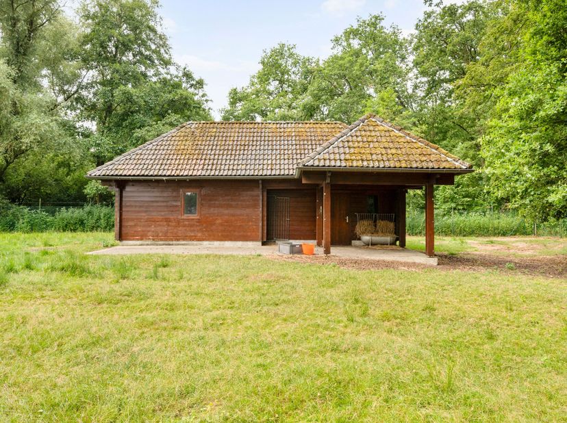 Traduction en français : Charmante villa avec de grandes possibilités d'extension sur un domaine privé unique jouxtant une réserve naturelle à Schilde