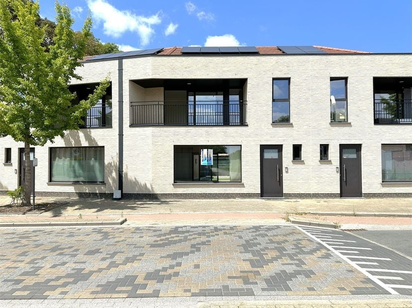!ONMIDDELLIJK VRIJ! ENERGIEZUINIGE WONING MET 3 SLAAPKAMERS EN CARPORT IN WONTERGEM<br />
Deze instapklare gezinswoning is gelegen in de Dentergemstr