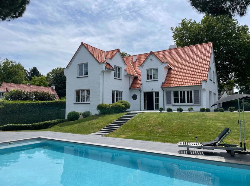 Nichée dans le quartier Faubourg Est, By the Way vous présente cette charmante villa de +/- 237m2 habitable, sur un terrain de 10a20ca. Au rez-de-chau