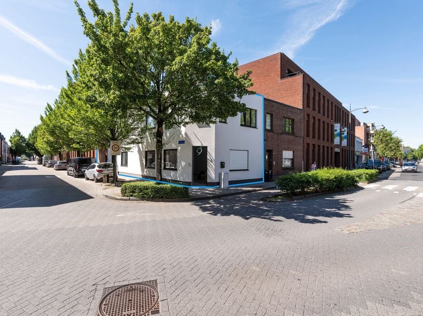 Huurprijs: 1.200 EUR per maand<br />
Kosten plaatsbeschrijving zijn 50/50 te betalen door huurder en verhuurder<br />
Huurwaarborg = 3 maanden huur<br