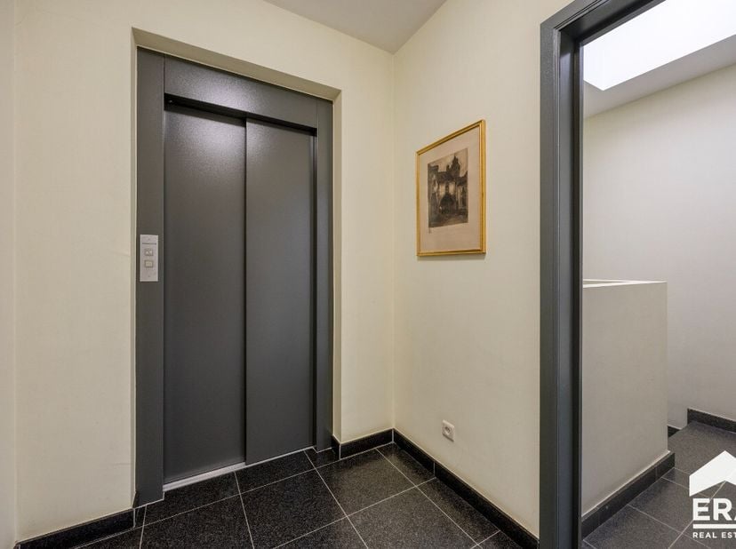 Op een uitstekende locatie aan het Michiel Jansplein in Lommel bevindt zich dit verzorgt en lichtrijk appartement met alle comfort voor wie centraal e