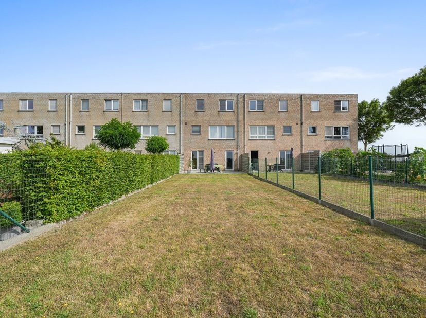 Wenduine: Bel-étage woning te koop in een rustige buurt met open zicht op de velden en een inpandige garage!Deze prachtige woning met bouwjaar 2003 li