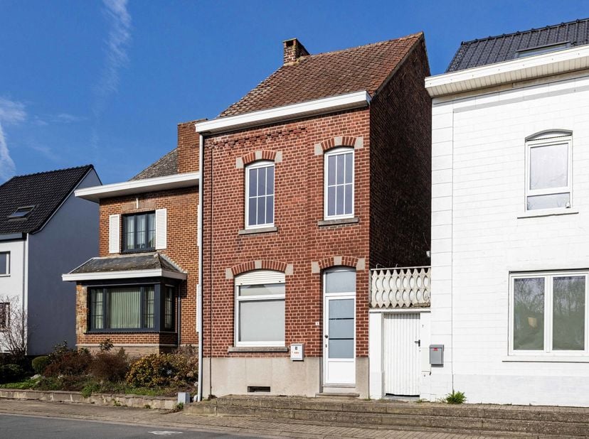 Cette maison est idéalement située à proximité de la gare de Grammont et à la périphérie du centre-ville. Grâce à cet emplacement central, les superma