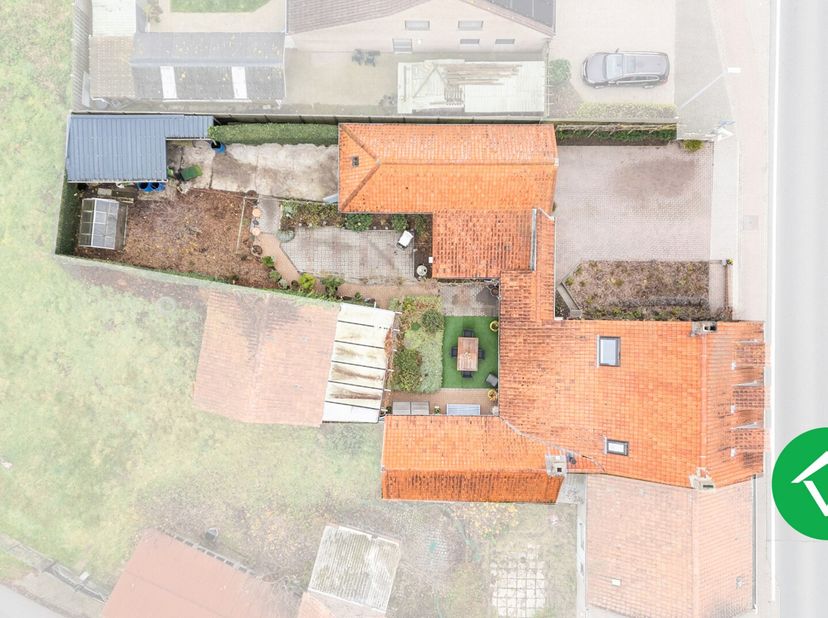 Deze charmante woning combineert een aangename woonbeleving met een uitgesproken mediterrane sfeer. Het geheel bevindt zich op een perceel van 507 m²
