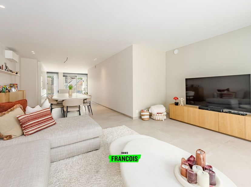 Welkom in deze kleinschalige residentie in hartje Torhout. Dit luxueus afgewerkte tweeslaapkamerappartement met EPC A bevindt zich in een recent gebou