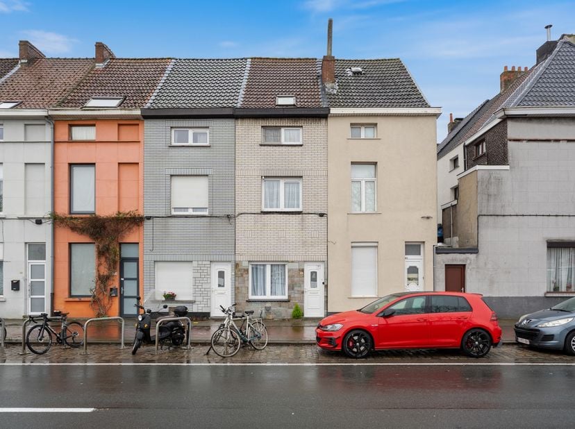 <br />
Deze te renoveren starterswoning bevindt zich centraal in Gent, dichtbij de hogeschool Odisee, de Wondelgemstraat en op wandelafstand van het P