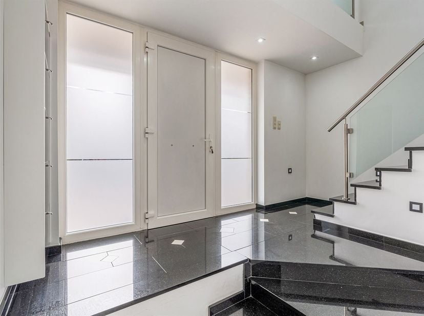 In Beverlo bieden wij deze uitzonderlijk ruime en degelijk opgebouwde woning te koop aan, waarbij vanaf de opbouw bewust gekozen werd voor duurzame en