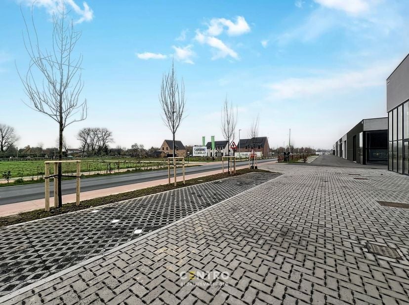 Benaderende bruto-AFMETINGEN:&amp;nbsp;<br />
276,39 m²:&amp;nbsp; 10,60m&amp;nbsp; x 26,07m&amp;nbsp;<br />
3 parkeerplaatsen<br />
<br />
AFWERKING:<br />
- De unit