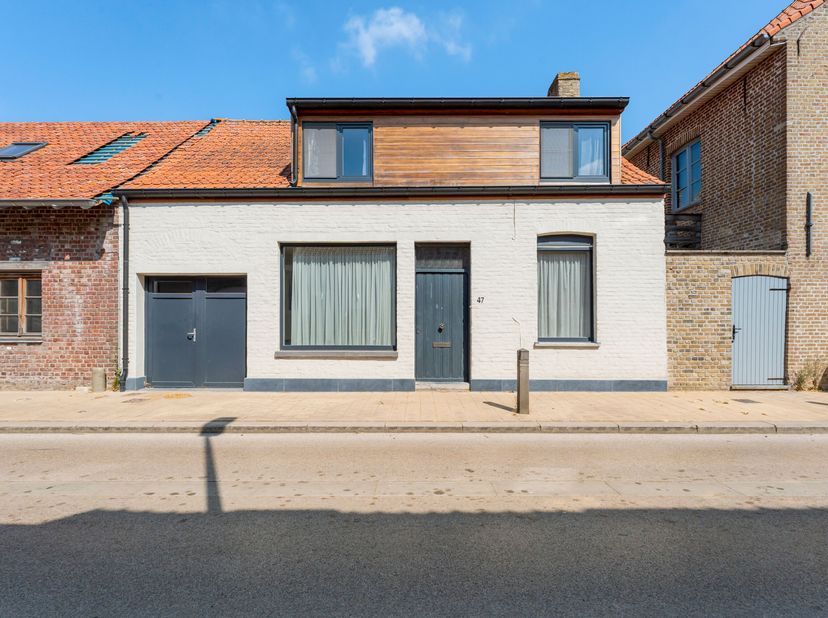 Deze op te frissen woning met zijdelingse berging/garage en tuin met tuinberging is gelegen in de dorpskern van Vleteren.<br />
We betreden de woning