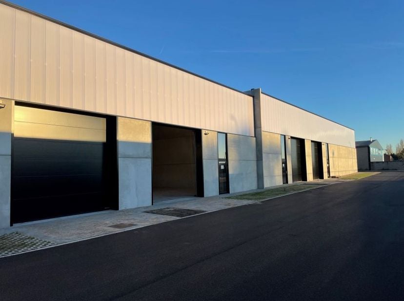 Unité PME à Termonde. 213 m², hauteur libre de 6 m. À proximité de la N17, de l'E17 et de la zone industrielle Hoogveld.<br />
<br />
--------<br />
n