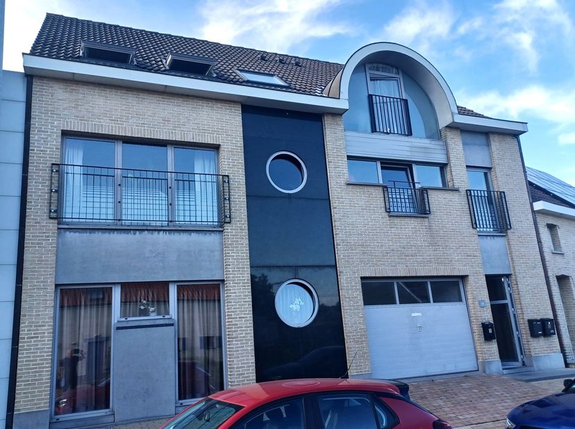 TE KOOP: opbrengsteigendom met 3 appartementen op een perceel van 190 m², gelegen te Zandbergen, met vlotte verbinding naar Ninove en Geraardsbergen.<