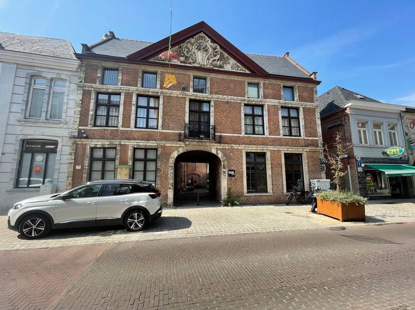 Commercieel pand (35m²) te centrum Diest, gelegen in de historische brouwerswoning "In de Palmboom". <br />
Via de doorgang bereikt U een gezellig koe