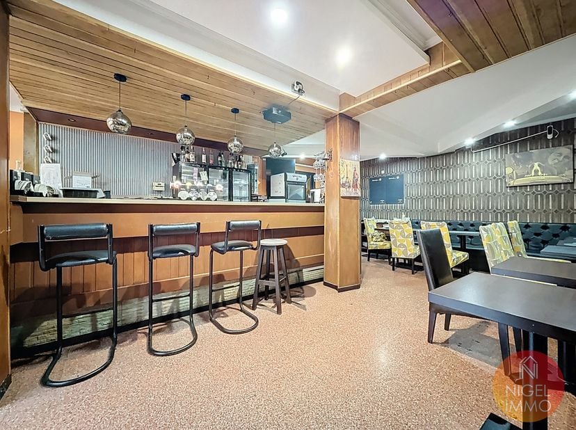 Nigel Immo vous présente ce superbe rez-de-chaussée commercial équipé au cœur de Herstal !<br />
Situé en plein centre de Herstal, à proximité immédia