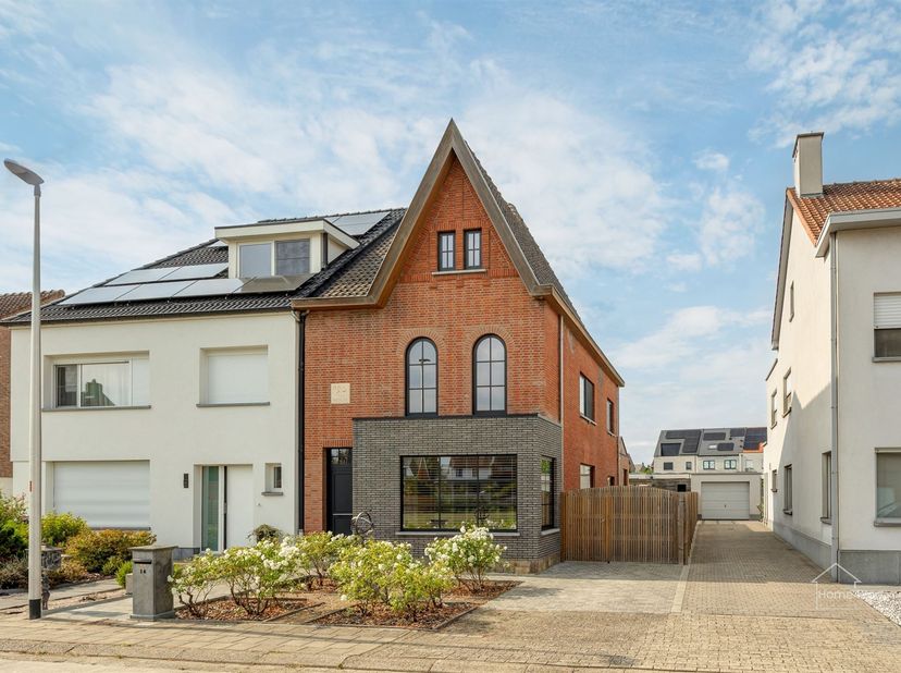 Prachtige gerenoveerde halfopen bebouwing met ruime tuin in Duffel<br />
<br />
Op zoek naar een instapklare woning waar comfort, ruimte en licht ce