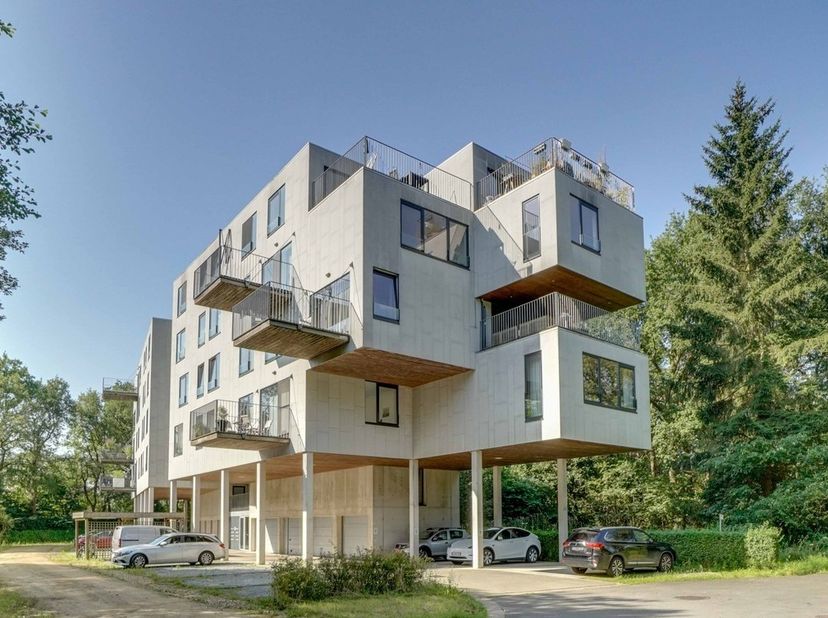 UNIEK APPARTEMENT MET PRACHTIG UITZICHT<br />
<br />
Dit stijlvol appartement gelegen op de bovenste verdieping (4) bevindt zich op een uitzonderlijke
