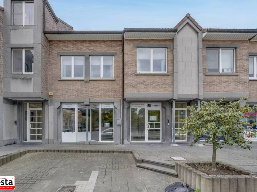 De prijs van 129.000 euro is een vanafprijs.<br />
Dit handelspand ligt op de Luikersteenweg, op ca. 10 minuten van het centrum van Sint-Truiden. Het