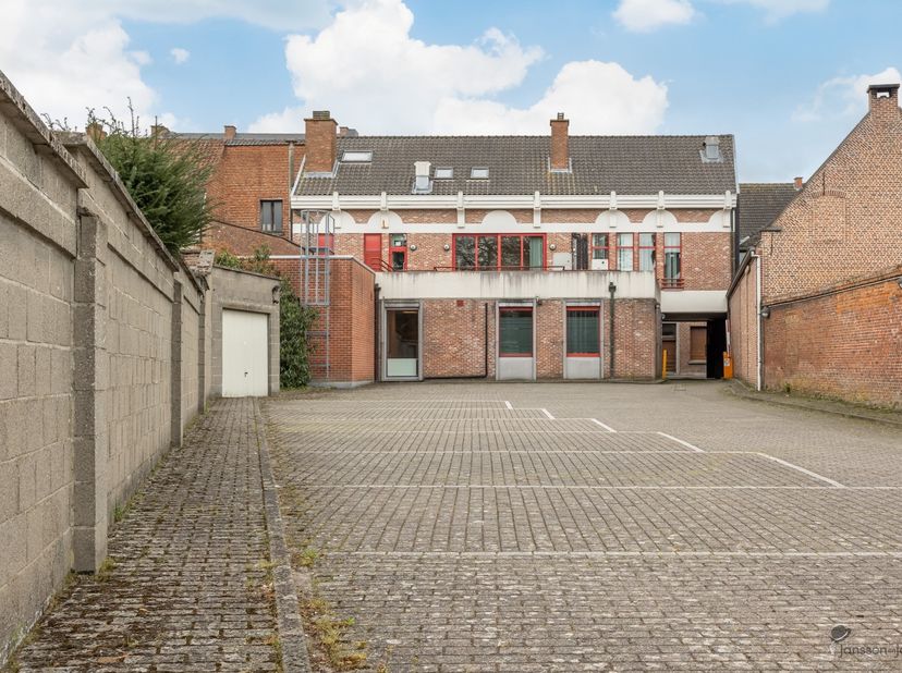 Au cœur de Hamme, un immeuble commercial représentatif de pas moins de 637 m² est à vendre, embrassant toutes les facettes de l'entreprenariat moderne